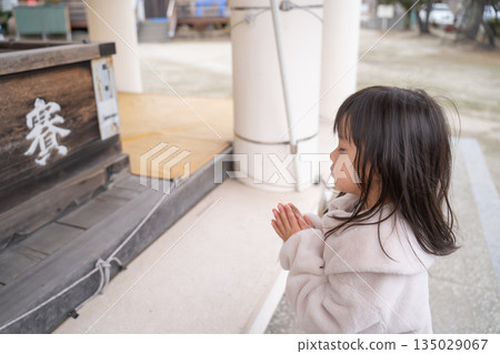 孩子們雙手合十祈禱 孩子們雙手合十祈禱 135029067