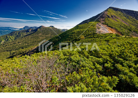 從八嶽山脈的赤和之門眺望伊娥岳、天狗岳和立科岳。 135029126