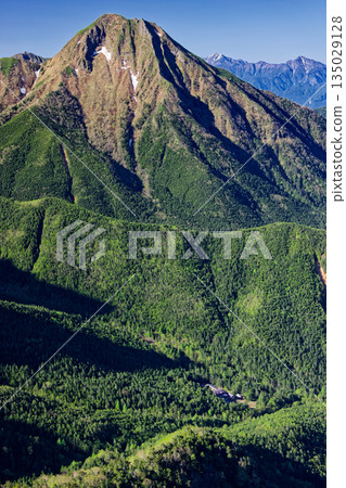 從八嶽山脈的赤和之門眺望阿彌陀山和赤岳礦泉 135029128