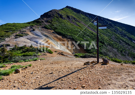 從八嶽山脈的赤和之登望去，可以看到伊娥山的山頂。 135029135