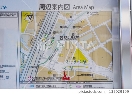 王子站：巴士站張貼有區域導覽圖和區域地圖 135029199