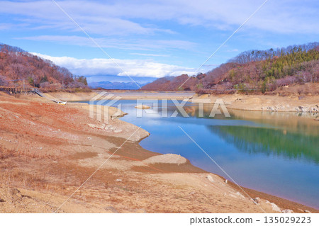 雖然由於缺水導致水位下降,但大塩湖的湖面依然美麗,倒映著冬日的天空和落葉的樹木。 雖然由於缺水導致水位下降,但大塩湖的湖面依然美麗,倒映著冬日的天空和落葉的樹木。 135029223