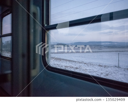【波蘭】從火車車窗望去,白雪皚皚的郊區平原盡收眼底。 【波蘭】從火車車窗望去,白雪皚皚的郊區平原盡收眼底。 135029409