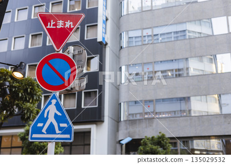 城市十字路口處有多個道路標誌 135029532
