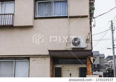 住宅區內一棟具有復古氛圍的房子外觀 住宅區內一棟具有復古氛圍的房子外觀 135029537