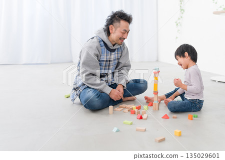 Male nursery teacher playing with children 135029601