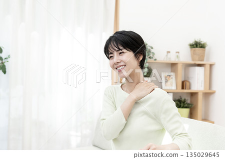 A young woman whose stiff shoulders have improved 135029645