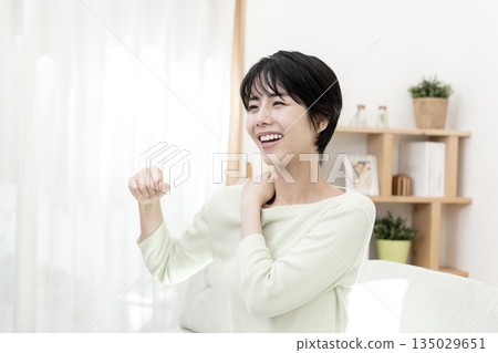 A young woman whose stiff shoulders have improved 135029651