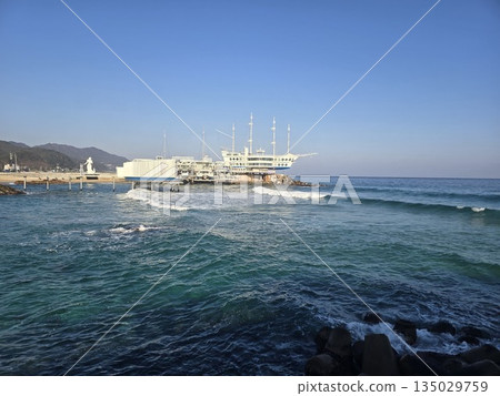 waves breaking on the rocks 135029759