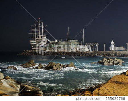 waves breaking on the rocks 135029766