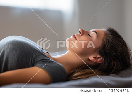 一張女性在家休息並專注於康復的醫療照片 135029838