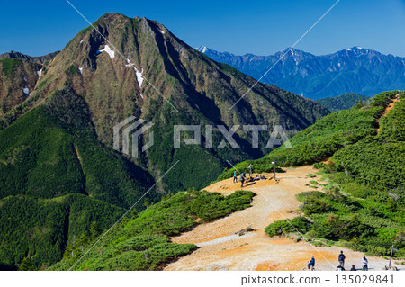 從八嶽山脈的魚尾岳攀登途中，可以看到赤波之峠、阿彌陀山以及南阿爾卑斯山脈的景色。 135029841