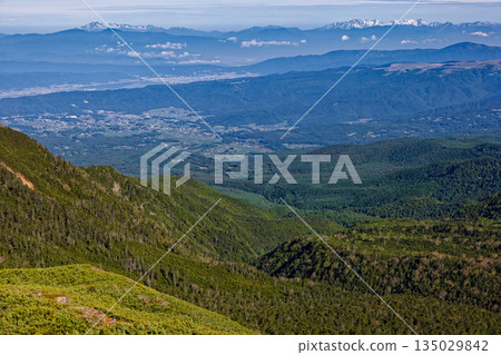 從八嶽山脈的伊娥山上可以眺望北阿爾卑斯山、槍穗高山脈、乘鞍岳和諏訪湖。 135029842