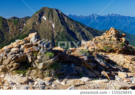 從八岳連峰/飯岳岳眺望阿彌陀岳和南阿爾卑斯山 從八岳連峰/飯岳岳眺望阿彌陀岳和南阿爾卑斯山 135029843