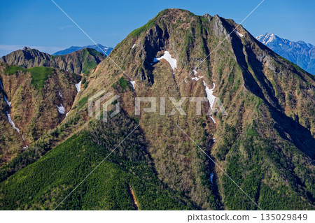 從八嶽山脈的碘岳看到的阿彌陀山和權現山 135029849