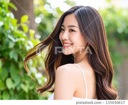 長髮飄逸的髮型模特，側臉微笑，長髮 135030617