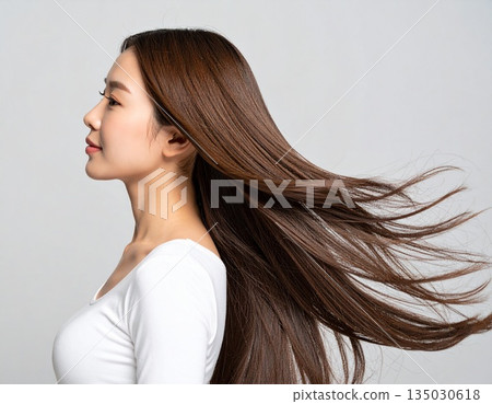 長髮飄逸的髮型模特，側臉微笑，長髮 135030618
