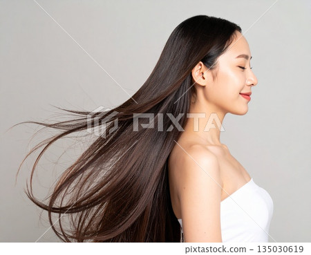 長髮飄逸的髮型模特,側臉微笑,長髮 長髮飄逸的髮型模特,側臉微笑,長髮 135030619