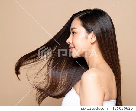 長髮飄逸的髮型模特,側臉微笑,長髮 長髮飄逸的髮型模特,側臉微笑,長髮 135030620