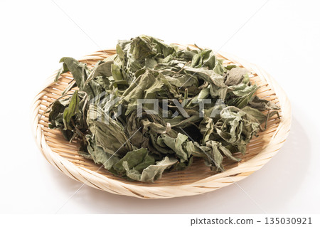 Jerusalem artichoke tea leaves 135030921