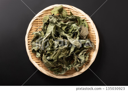 Jerusalem artichoke tea leaves 135030923
