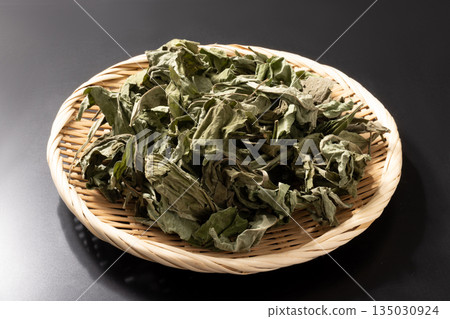 Jerusalem artichoke tea leaves 135030924