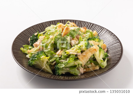 Salad (tuna, fried tofu, broccoli, lettuce) 135031010