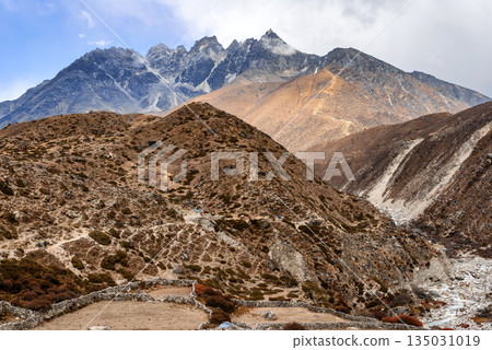 Scenic valley and Himalayan mountains peaks on the trek between Tengboche and Dingboche, Nepal. 135031019