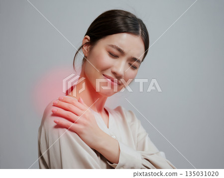 Japanese woman with stiff shoulders and shoulder pain Generative AI 135031020
