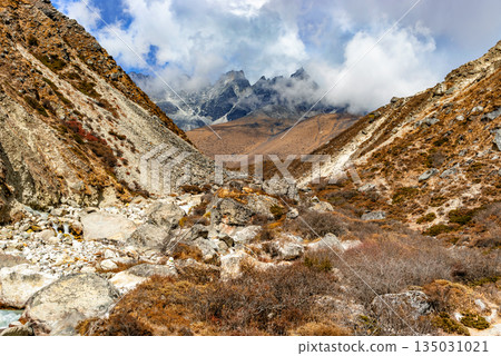 Scenic valley and Himalayan mountains peaks on the trek between Tengboche and Dingboche, Nepal. 135031021