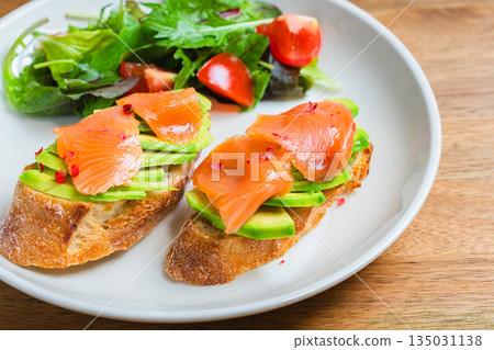 煙燻鮭魚酪梨開放式三明治 煙燻鮭魚酪梨開放式三明治 135031138