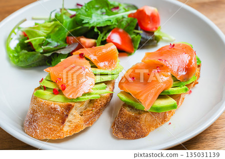 煙燻鮭魚酪梨開放式三明治 135031139
