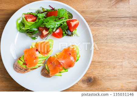 煙燻鮭魚酪梨開放式三明治 135031146