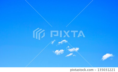 藍色的天空和雲圖像 藍色的天空和雲圖像 135031221