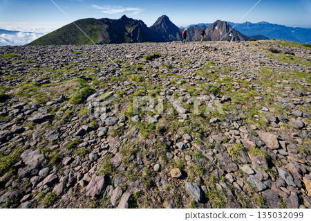 登山者們在八嶽山脈的魚尾岳、橫岳、赤岳、阿彌陀岳以及南阿爾卑斯山脈的山頂上攀登。 135032099