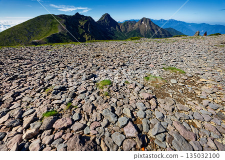 從八嶽山脈的魚尾嶽山頂可以眺望橫岳、赤岳、阿彌陀岳以及南阿爾卑斯山脈。 135032100