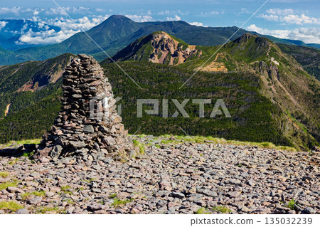 從八嶽山脈的伊娥山上可以看到天狗山和立科山。 135032239