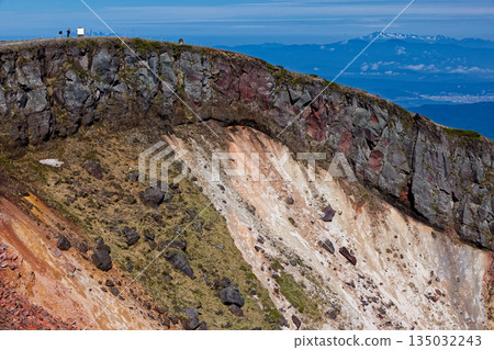 從八嶽山脈眺望伊娥山和乘鞍山的火山口壁。 從八嶽山脈眺望伊娥山和乘鞍山的火山口壁。 135032243
