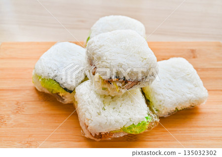 Square rice balls filled with fillings 135032302