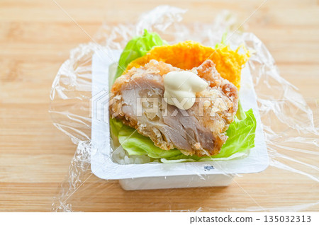 用回收的豆腐包裝袋製作方形飯糰 135032313