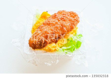 用回收的豆腐包裝袋製作方形飯糰 135032318