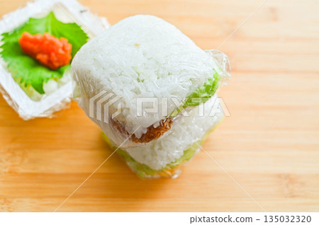 用回收的豆腐包裝袋製作方形飯糰 用回收的豆腐包裝袋製作方形飯糰 135032320