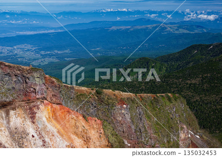 八嶽山脈和碘岳岳的火山口壁和北阿爾卑斯山脈 八嶽山脈和碘岳岳的火山口壁和北阿爾卑斯山脈 135032453