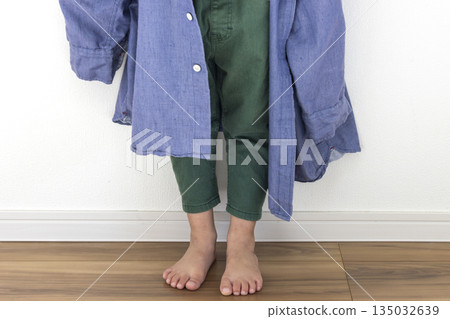 5歲女孩的下半身，穿著寬鬆的藍色成人外套（日本，無臉） 135032639