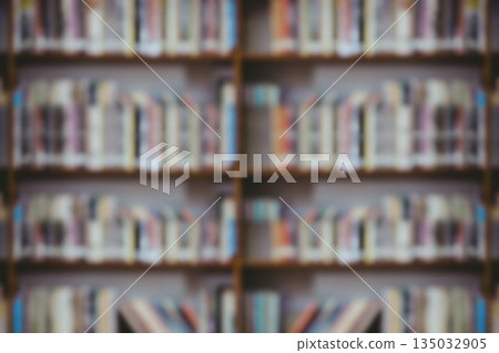 Defocused image of books arranged on shelf 135032905