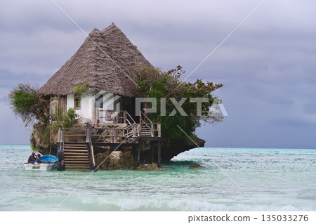 餐廳漂浮在海面上 135033276