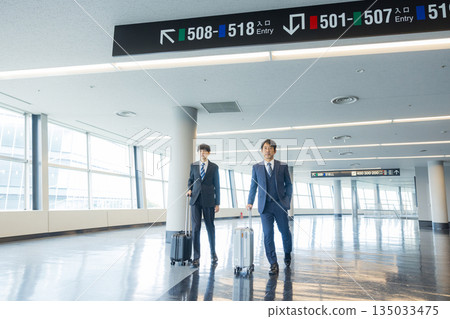 走在走道的商人 135033475