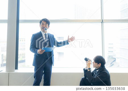 攝影師正在拍攝一位穿著西裝的男士 攝影師正在拍攝一位穿著西裝的男士 135033638
