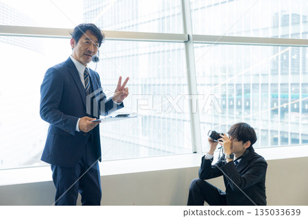 攝影師正在拍攝一位穿著西裝的男士 135033639