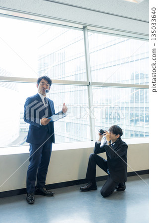 攝影師正在拍攝一位穿著西裝的男士 135033640